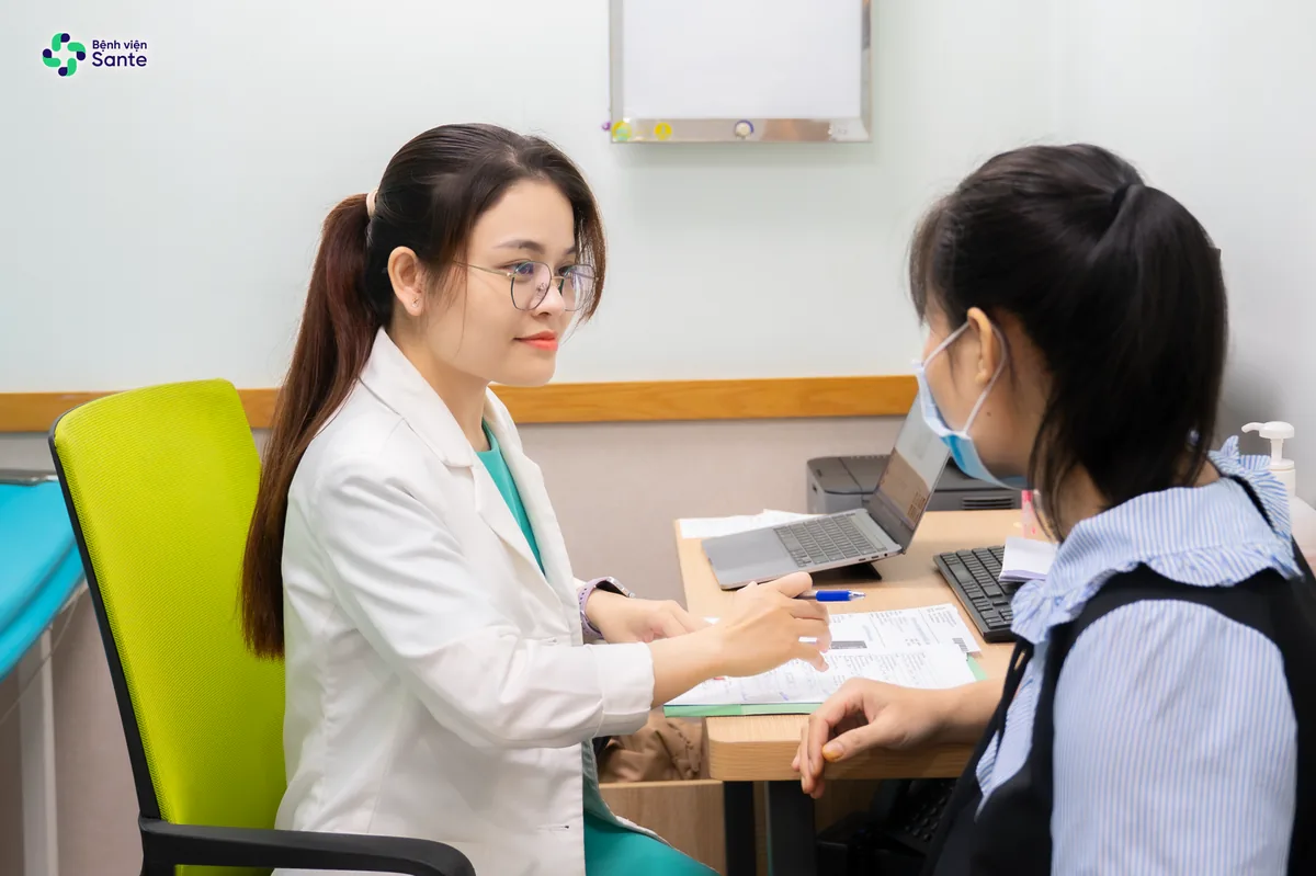Bác sĩ Bệnh viện SANTE trao đổi tiền sử bệnh và tư vấn sức khỏe cho người khám