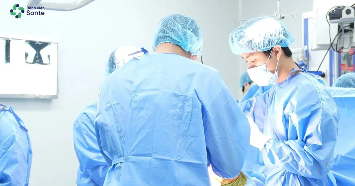 Ekip Chấn thương chỉnh hình phẫu thuật thay khớp gối tại phòng mổ sạch ISO 6 Bệnh viện Quốc tế SANTE